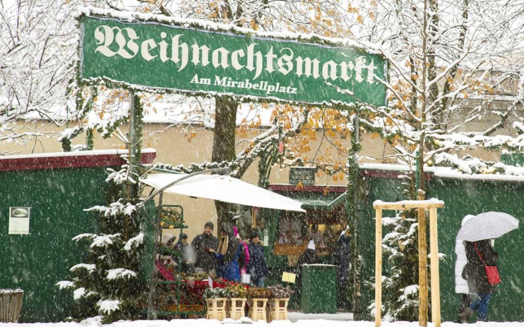 Verschneiter Eingang zum Weihnachtsmarkt am Mirabellplatz, wo nach der Sound of Music Tour im Winter der Markt wartet