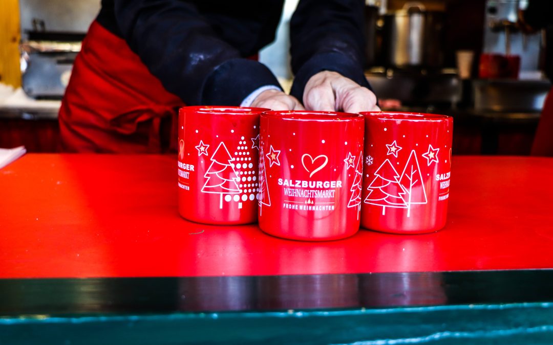 Rote Häferl für Glühwein und Punsch auf der Theke der Christl-Alm am Weihnachtsmarkt Mirabellplatz