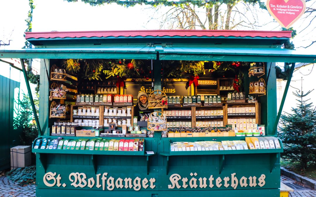 米拉贝尔广场圣诞市集上 St. Wolfganger Kräuterhaus 的小木屋，在萨尔茨堡市中心也能遇见周边地区