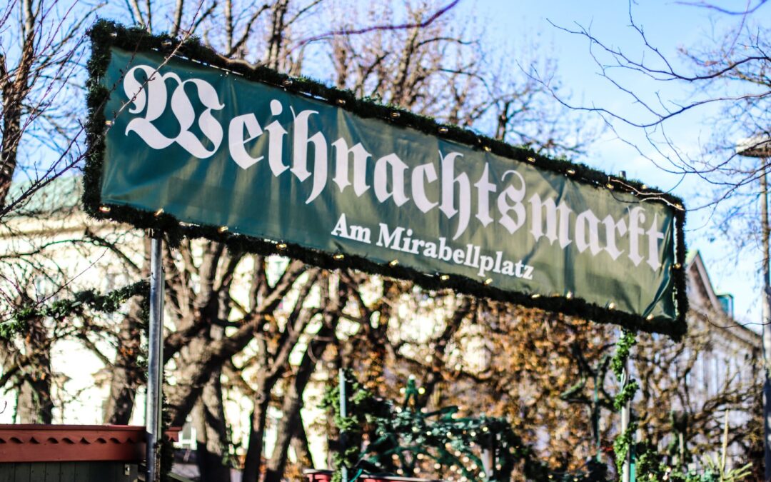 Schild des Weihnachtsmarkts am Mirabellplatz in Salzburg, wo der Bus 25 nach Hellbrunn hält