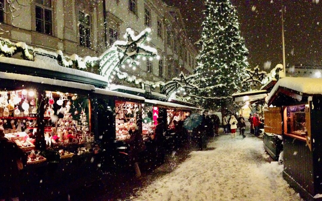 Verschneiter Weihnachtsmarkt am Mirabellplatz mit Christbaum, gleich neben dem Mirabellgarten