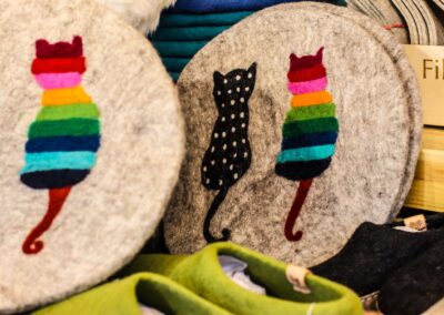 Filz-Sitzkissen mit Katzenmotiven und Filzpatschen in der Hütte von Alexandra Wirnsberger