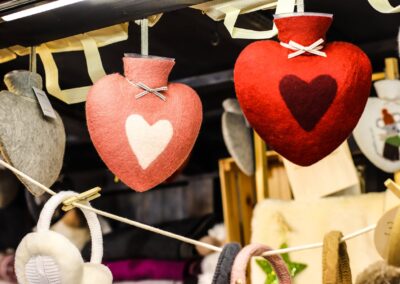 Filzwärmeflaschen in Herzform in der Hütte von Alexandra Wirnsberger am Weihnachtsmarkt Mirabellplatz
