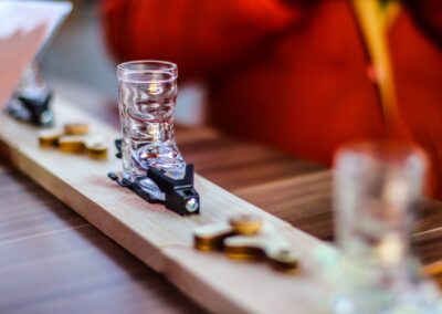 Gläserner Skischuh auf einem Shotski aus Holz bei Apres Allstars am Weihnachtsmarkt Mirabellplatz