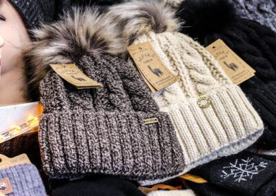 Strickmützen mit Fellbommel und Alpaka-Etikett bei Astrid Siebenhandel am Weihnachtsmarkt Mirabellplatz