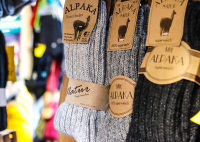 Alpaka-Socken in Grau und Schwarz in der Hütte von Astrid Siebenhandel