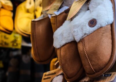 Hausschuhe mit Fellbesatz in der Hütte von Astrid Siebenhandel am Weihnachtsmarkt Mirabellplatz