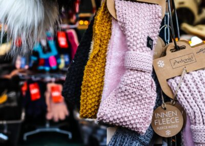 Gestrickte Stirnbänder mit Fleece innen bei Astrid Siebenhandel