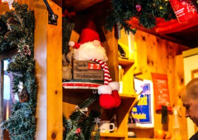 Wichtel und Countdown „Noch 27 Tage bis Weihnachten“ in der Hütte der Christl-Alm