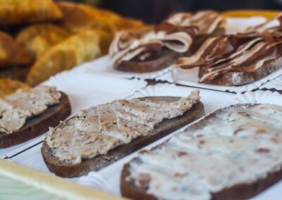 Schwarzbrot mit Aufstrich und Speck in der Auslage der Familie Rettenbacher