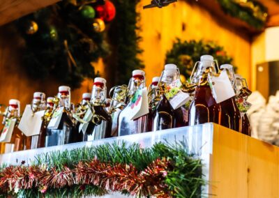 Flaschen mit Schnaps und Likör im weihnachtlich dekorierten Regal der Familie Rettenbacher