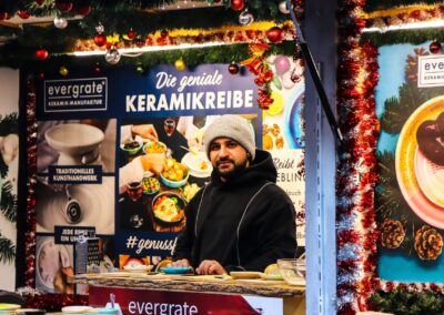 Standler in der Hütte von Gerhard Seidl mit Keramikreiben am Weihnachtsmarkt Mirabellplatz