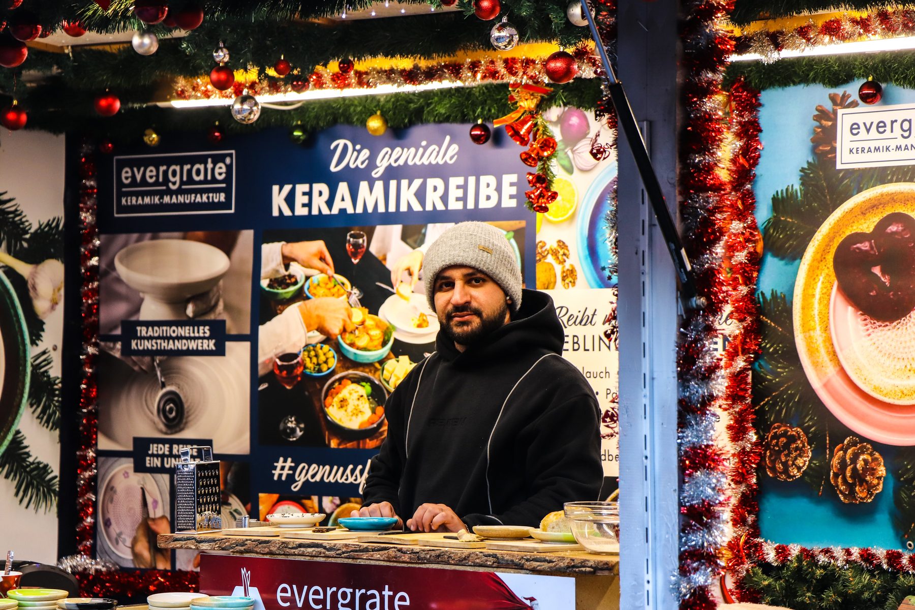 Standler in der Hütte von Gerhard Seidl mit Keramikreiben am Weihnachtsmarkt Mirabellplatz