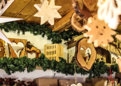 Krippe und Holzdeko mit Herzmotiv in der Holzhütte von Gordon Buller am Weihnachtsmarkt Mirabellplatz