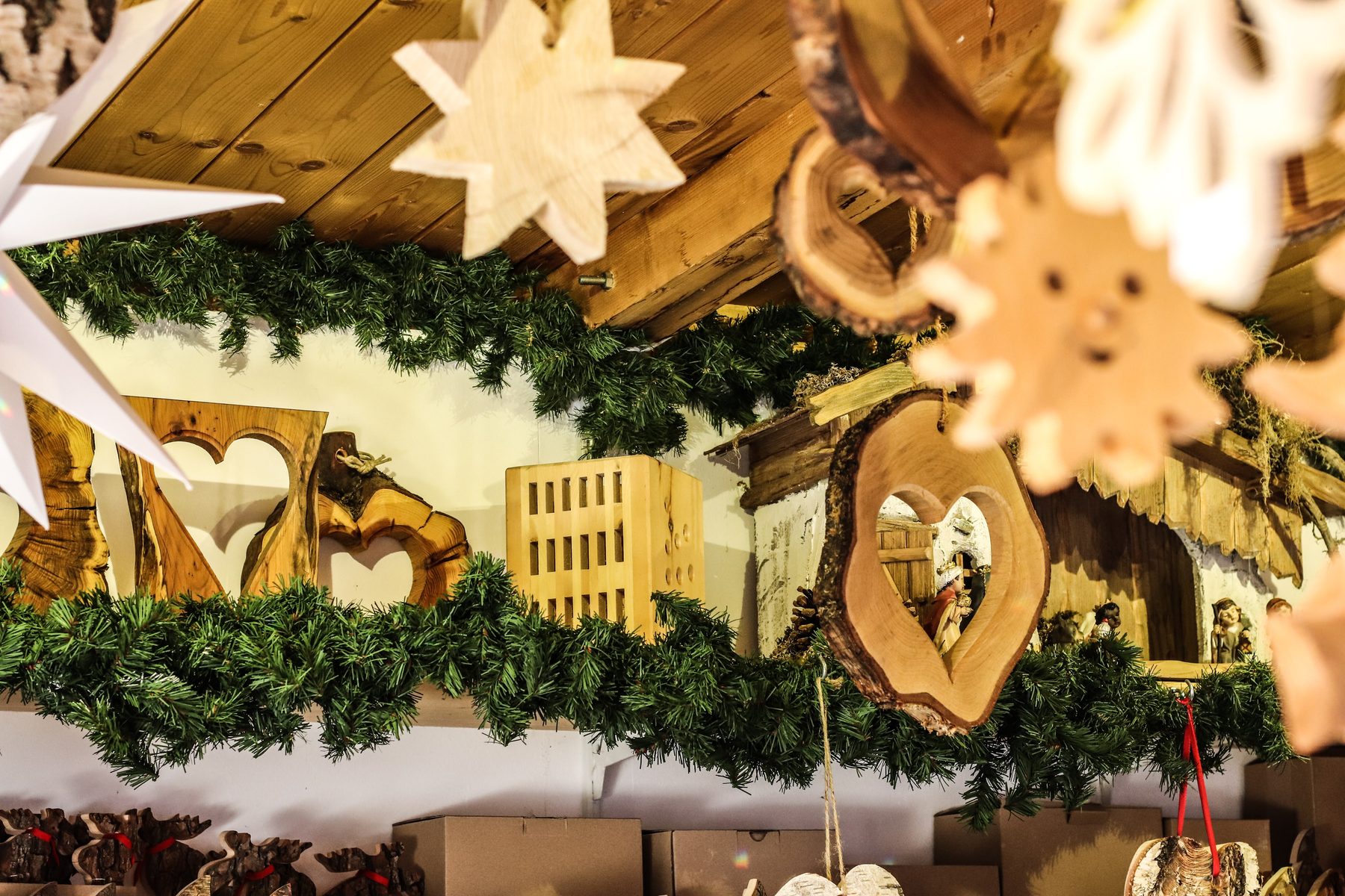 Krippe und Holzdeko mit Herzmotiv in der Holzhütte von Gordon Buller am Weihnachtsmarkt Mirabellplatz