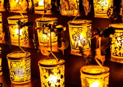 Leuchtende Windlichter mit Notenmotiv und Teelichtkarussells bei Gordon Buller