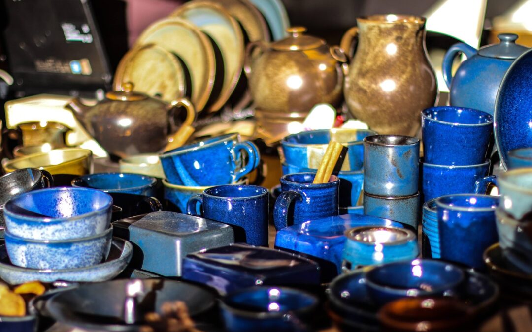La Poterie de Taizé 的蓝釉杯子、碗和壶，萨尔茨堡米拉贝尔广场圣诞市集上的手工伴手礼