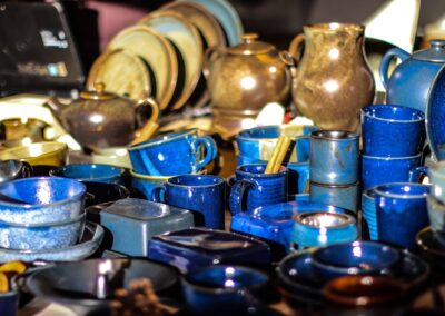 Blau glasierte Becher, Schalen und Kannen von La Poterie de Taizé am Weihnachtsmarkt Mirabellplatz