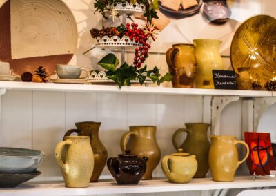 Krüge und Teekannen aus Keramik im Regal von La Poterie de Taizé