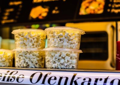 Dosen mit frischem Popcorn auf der Theke der Hütte von Markus Dimmer