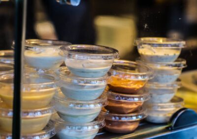 Becher mit Saucen und Dips in der Glasvitrine der Hütte von Markus Dimmer