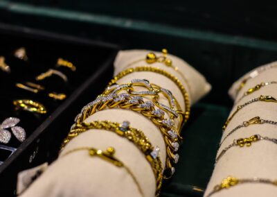 Goldfarbene Armbänder und Ringe in der Auslage von Markus Germayer am Weihnachtsmarkt Mirabellplatz