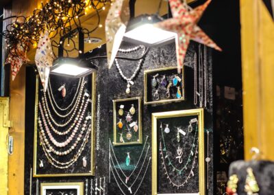 Silberketten und Anhänger in goldenen Rahmen in der Schmuckhütte von Markus Germayer