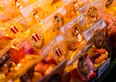 Weihnachtlich verpackte Zuckerl und Fruchtgummis in der Hütte von Susanne Meixner