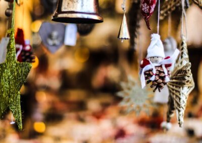 Glocke, Strohstern und Anhänger an der Hütte von Tanja Konrad am Weihnachtsmarkt Mirabellplatz