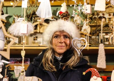 Tanja Konrad in ihrer Hütte mit Christbaumschmuck am Weihnachtsmarkt am Mirabellplatz in Salzburg