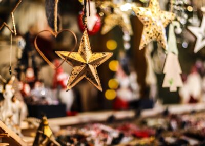 Goldene Sterne und Christbaumschmuck an der Hütte von Tanja Konrad am Weihnachtsmarkt Mirabellplatz