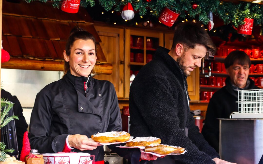 Frisch gebackene Bauernkrapfen an der Christl-Alm am Weihnachtsmarkt Mirabellplatz in Salzburg
